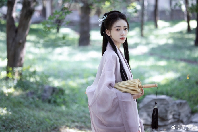 吳謹言抱著油紙傘回眸。