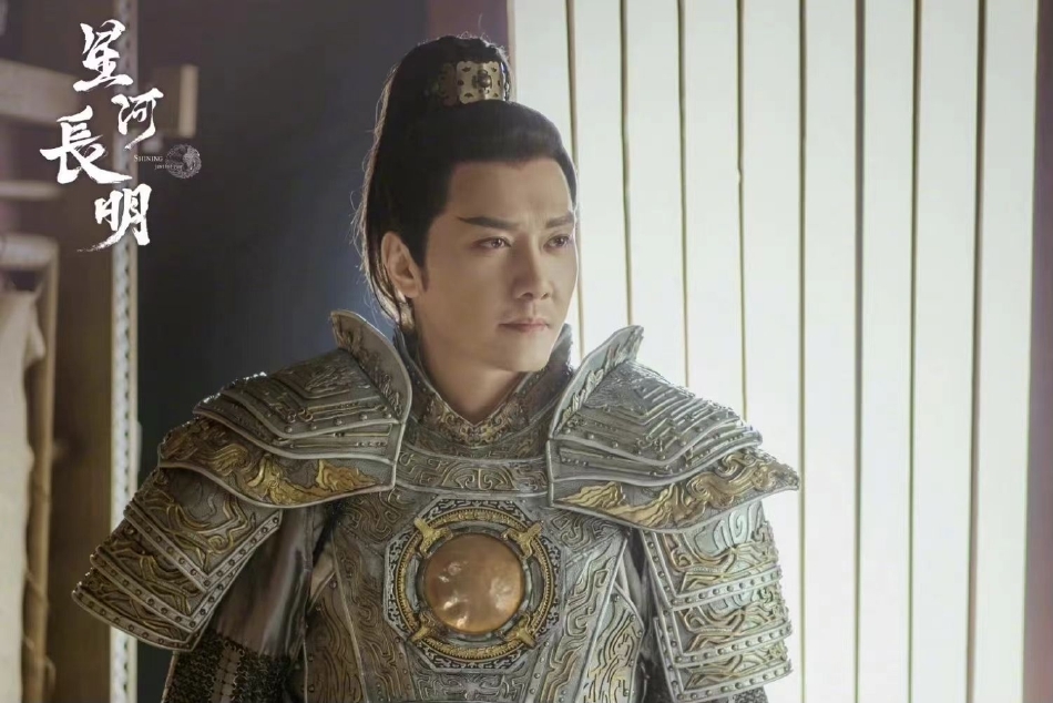今年44歲的馮紹峰帥氣依舊，披上鎧甲讓人想起蘭陵王。