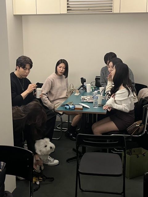 其他演出者娜妍、熙斗、智秀與奈言也都有到場