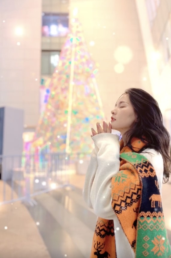 聖誕樹合照技巧3:跟聖誕樹拍「許願照」