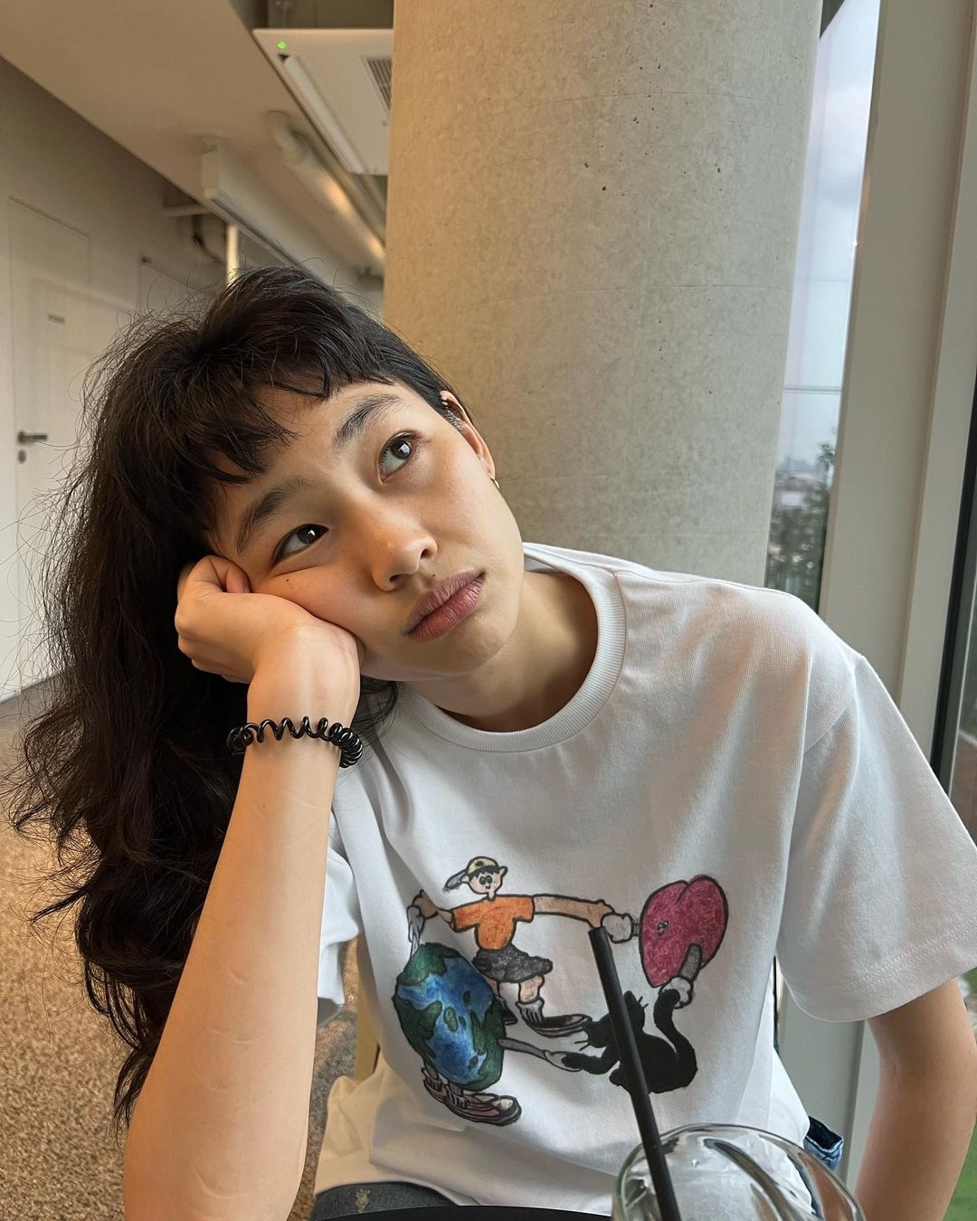 在《魷魚遊戲》首次演戲就獲好評的鄭浩妍，也是厭世臉代表