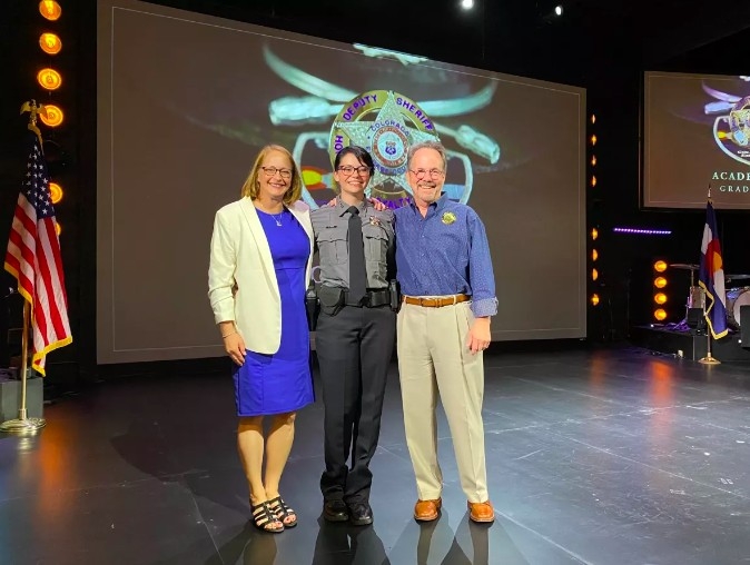 娜塔莉楊與養父母