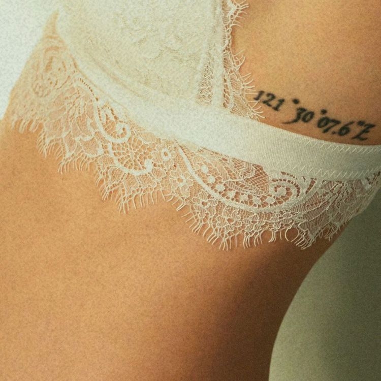 許瑋甯在內衣品牌型錄照中也大方展現自己的刺青。