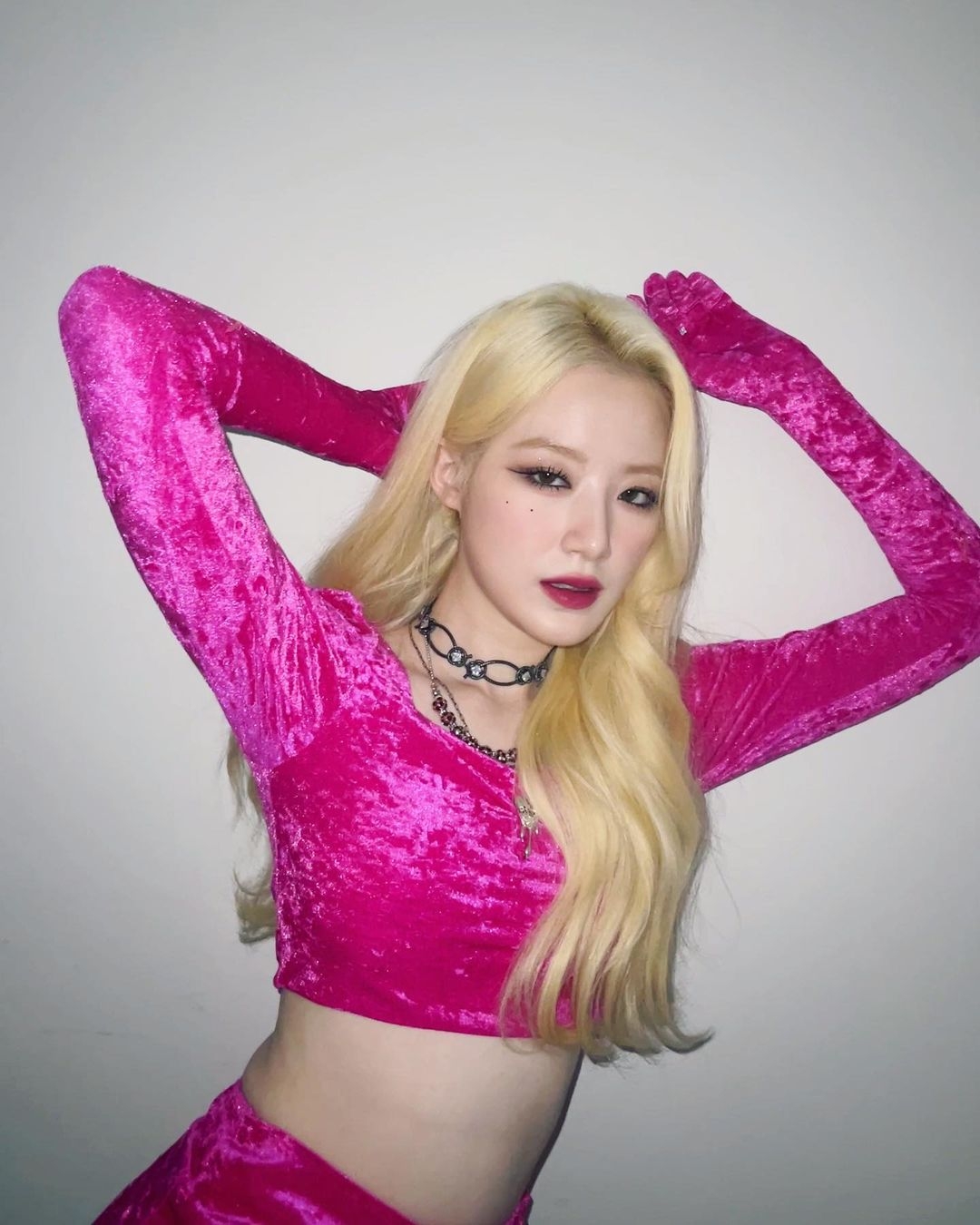 舒華深夜PO出桃紅色打歌服的美照～