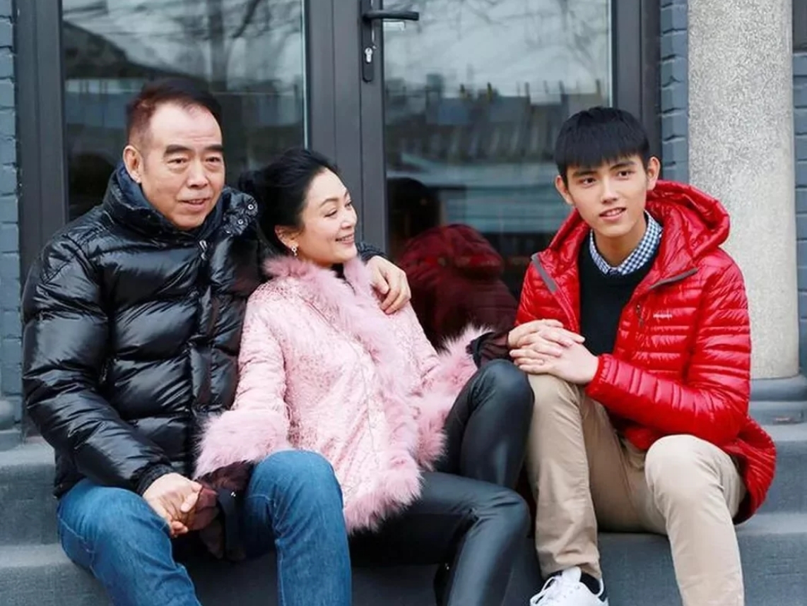 陳飛宇與爸爸陳凱歌、媽媽陳紅一家合影。