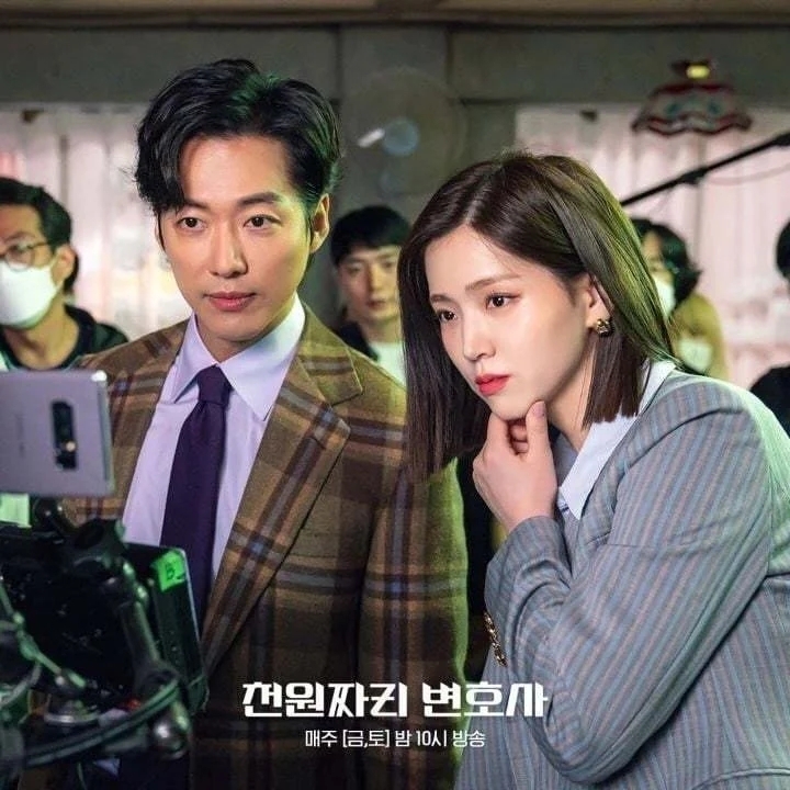 金智恩在話題韓劇《千元律師》中與南宮珉二度合作