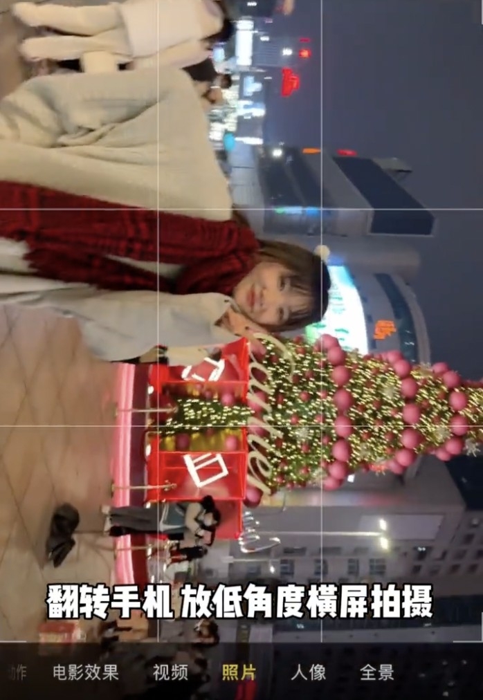 聖誕樹合照技巧2:讓人靠近鏡頭調整與聖誕樹的大小差異