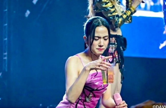 Jisoo喝到神祕飲料的表情