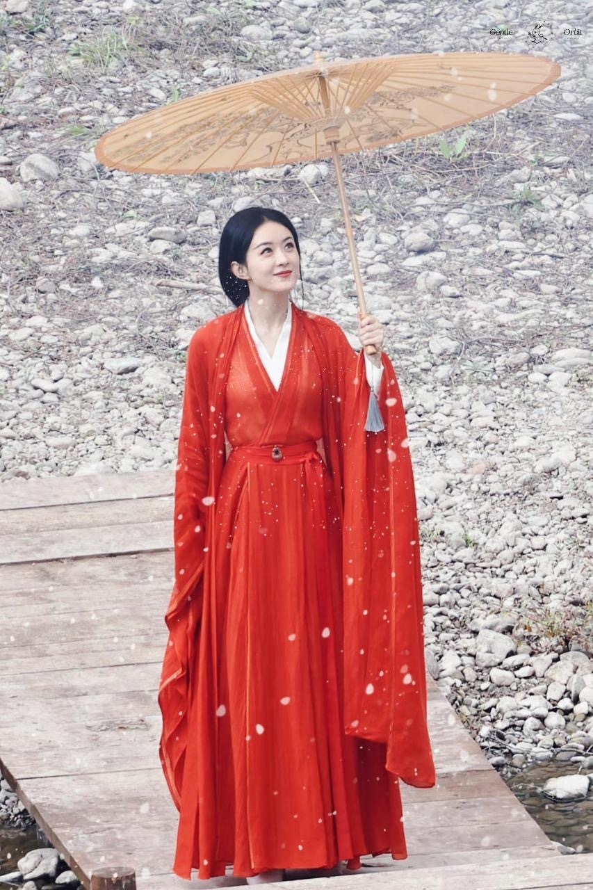 《與鳳行》趙麗穎這套紅色長袍造型相當美麗。