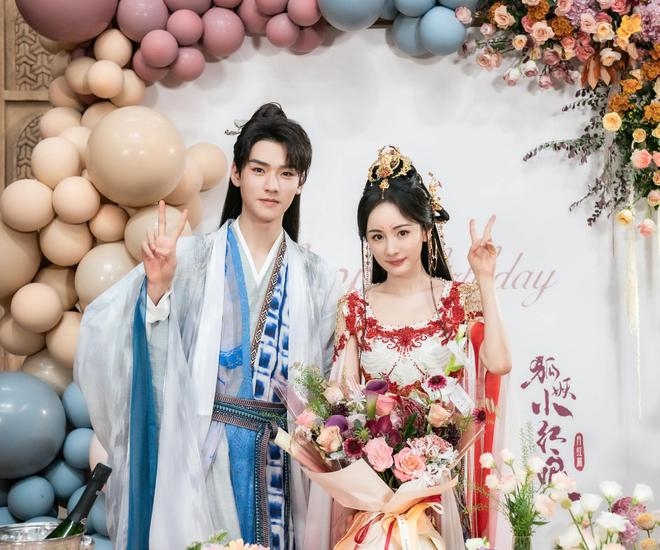 楊冪、龔俊是《狐妖小紅娘》當中最先出現的明星CP。