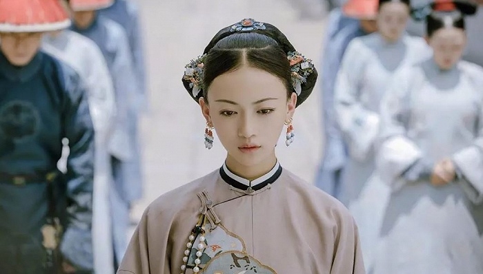 《延禧攻略》敘述宮女魏瓔珞運用自己睿智謀略和絕妙智慧而晉昇為皇貴妃的故事。