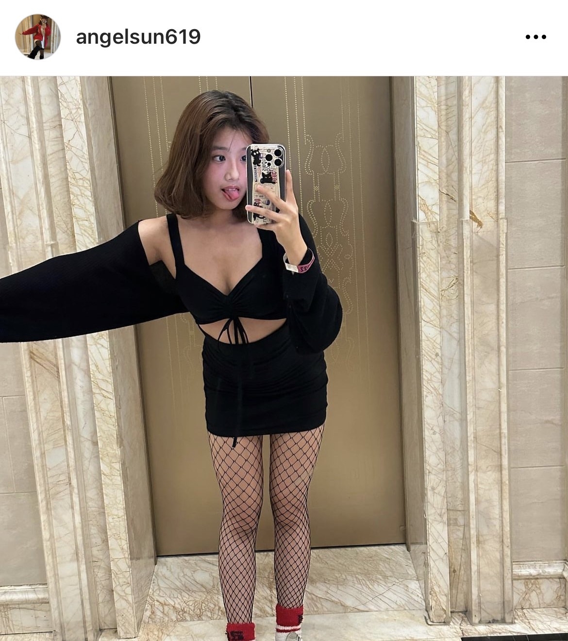 17歲梧桐妹的照片尺度越來越大，讓媽媽賈靜雯臉色忍不住變了