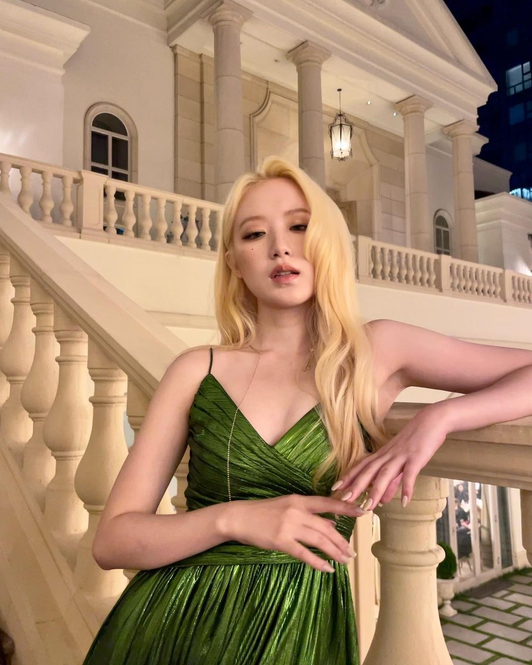 舒華超白皙的肌膚配上金髮真的絕美！