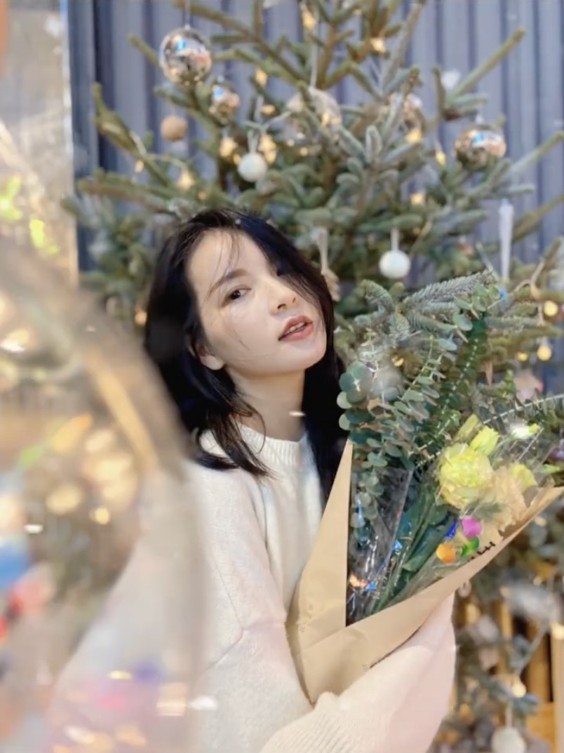 聖誕樹合照技巧4:用物品做前景讓畫面更有空間感