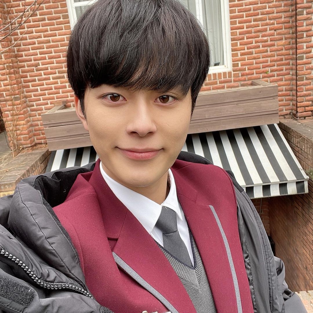 柳善浩在《醫法刑事》飾演蘇志燮小時候，制服照相當清新。