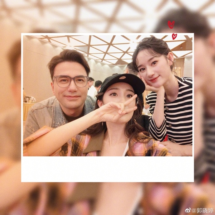 郭曉婷、楊冪、黃志瑋對著鏡頭開心合影。