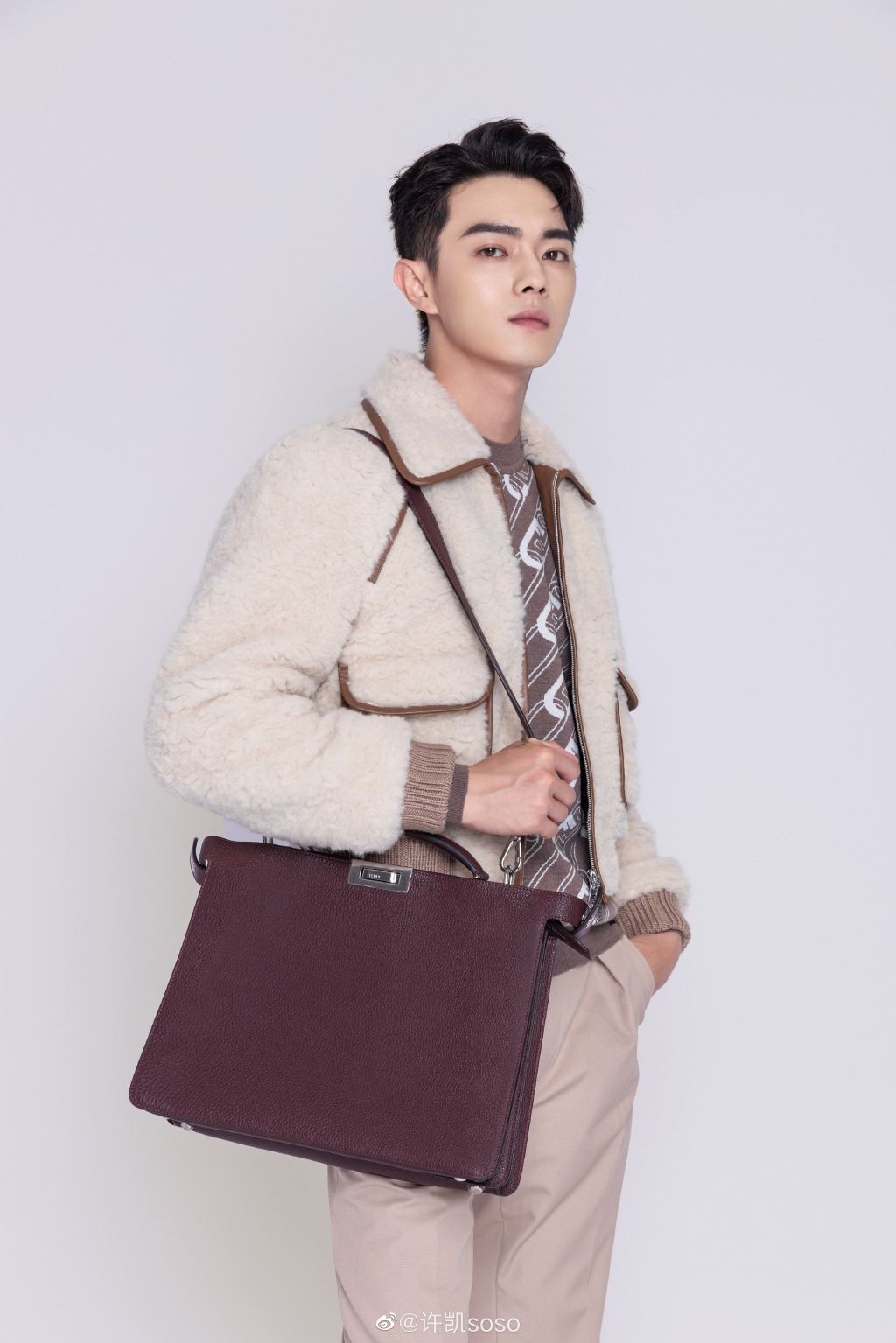 高大帥氣的許凱模特兒架式十足。