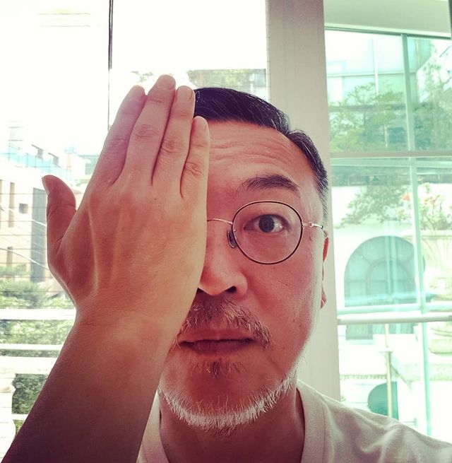 金義聖在IG參與遮右眼的自拍照運動。