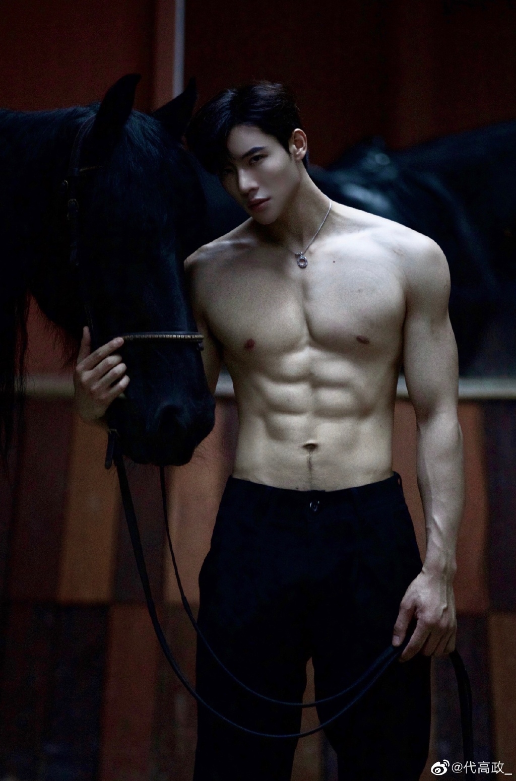 代高政層次分明的腹肌，讓女粉絲們驚嘆不已