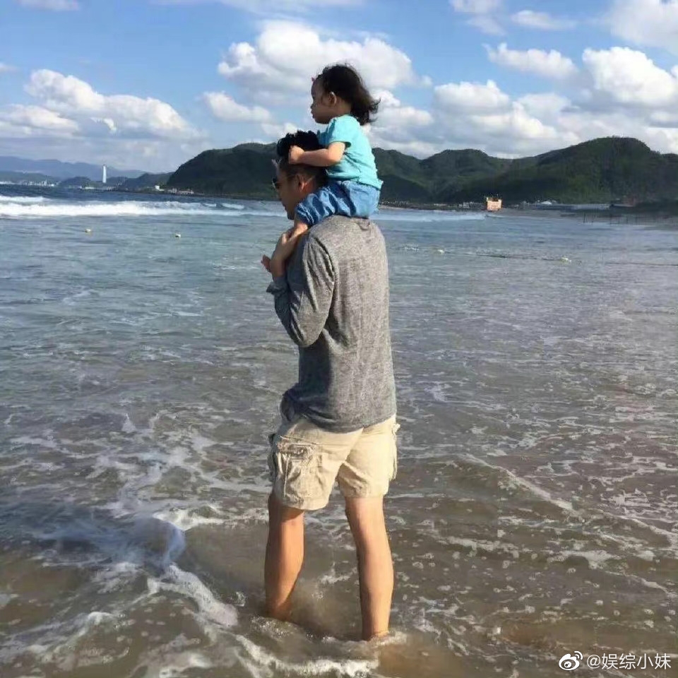 汪小菲揹著女兒汪希玥