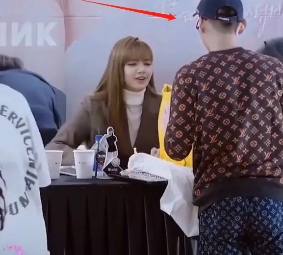 LISA的土豪粉絲在網路上爆紅