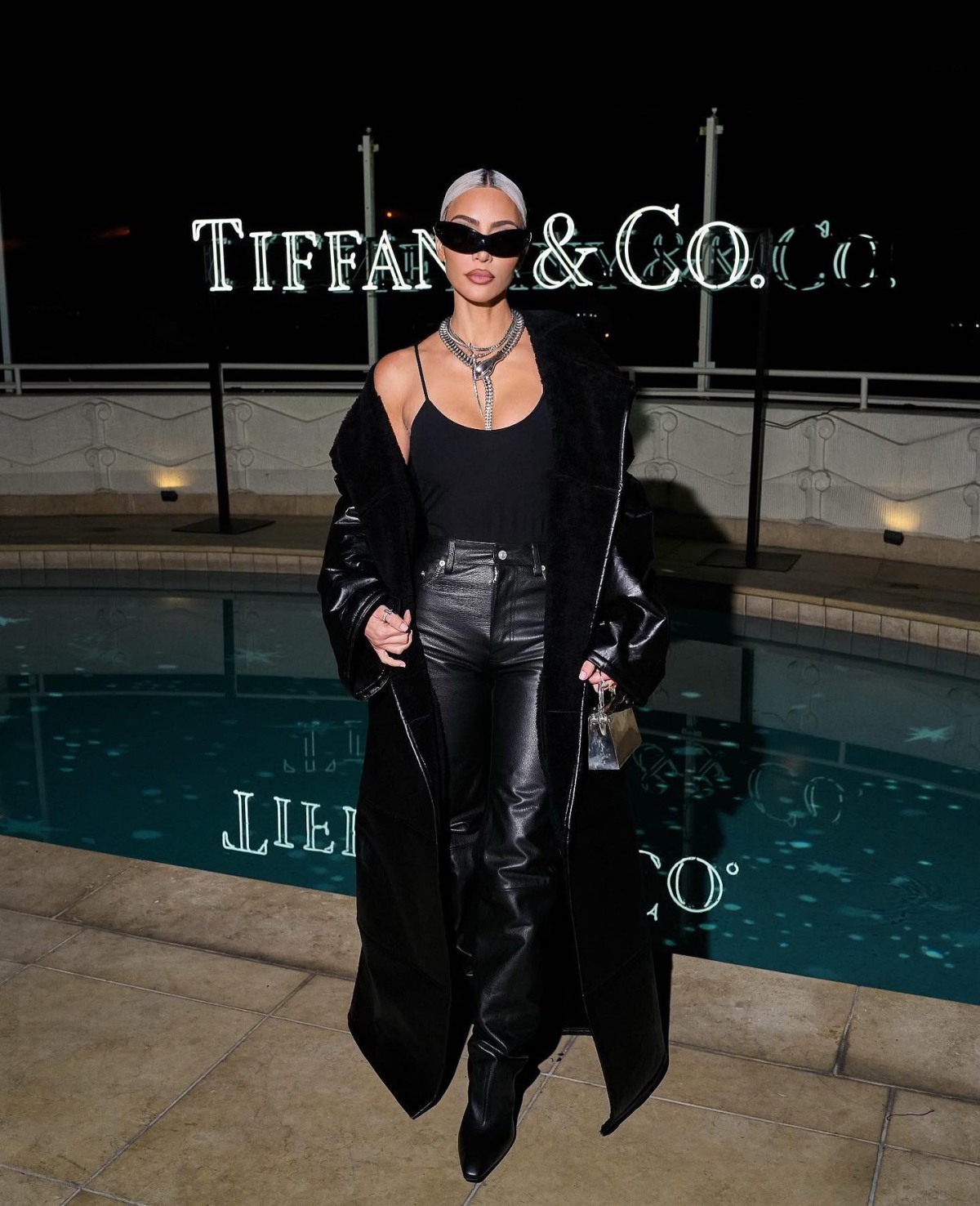 名媛金·卡戴珊(Kim Kardashian)日前搶先穿上 EPHEA™ COAT