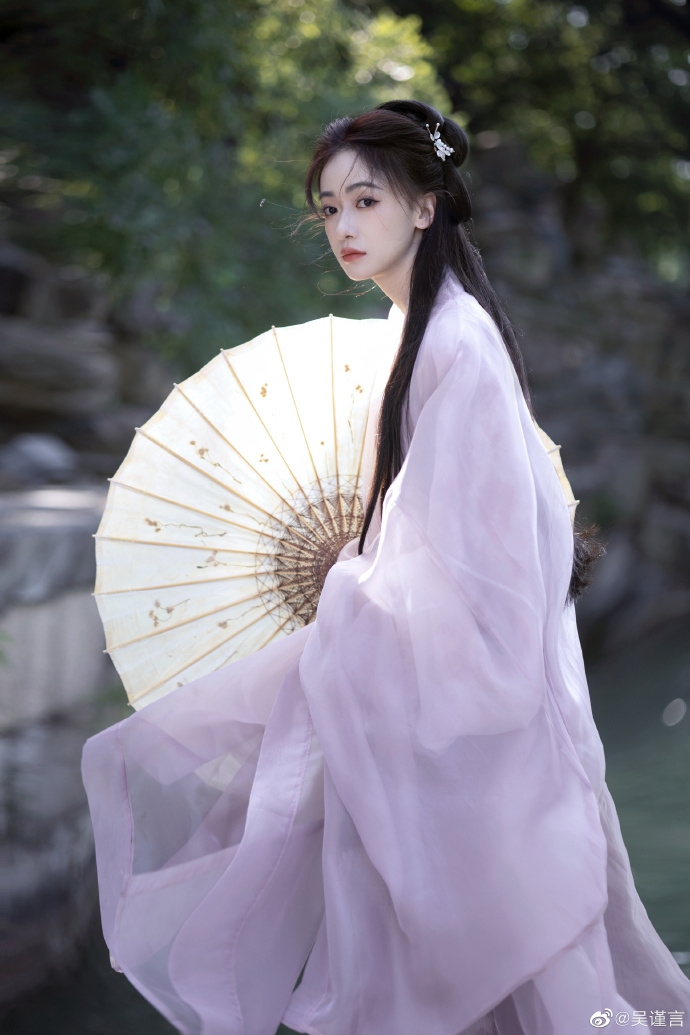 吳謹言嬌弱模樣令人憐惜。