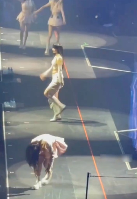Jennie在巡演突然蹲下、消失