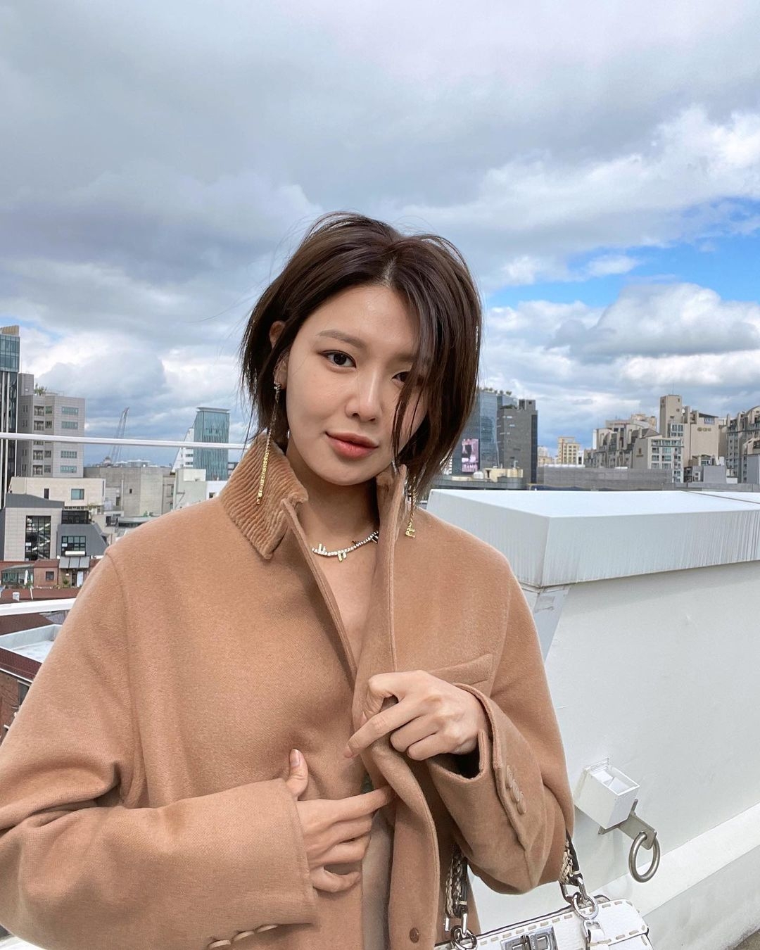 少女時代秀英身穿FENDI秋冬22系列