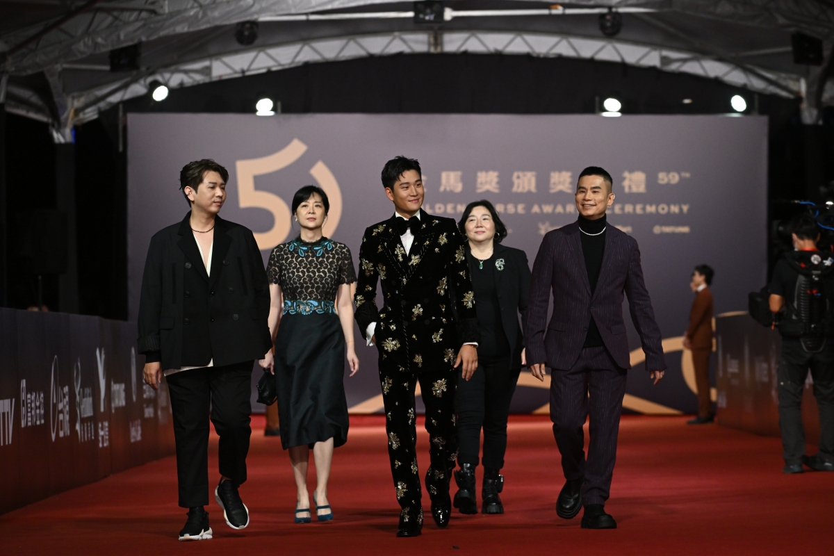 周興哲簡直是名副其實的王子，貴氣十足！