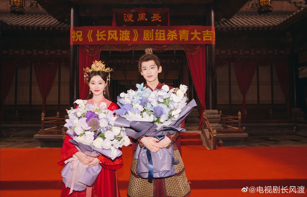 白敬亭、宋軼殺青當日共同合影。