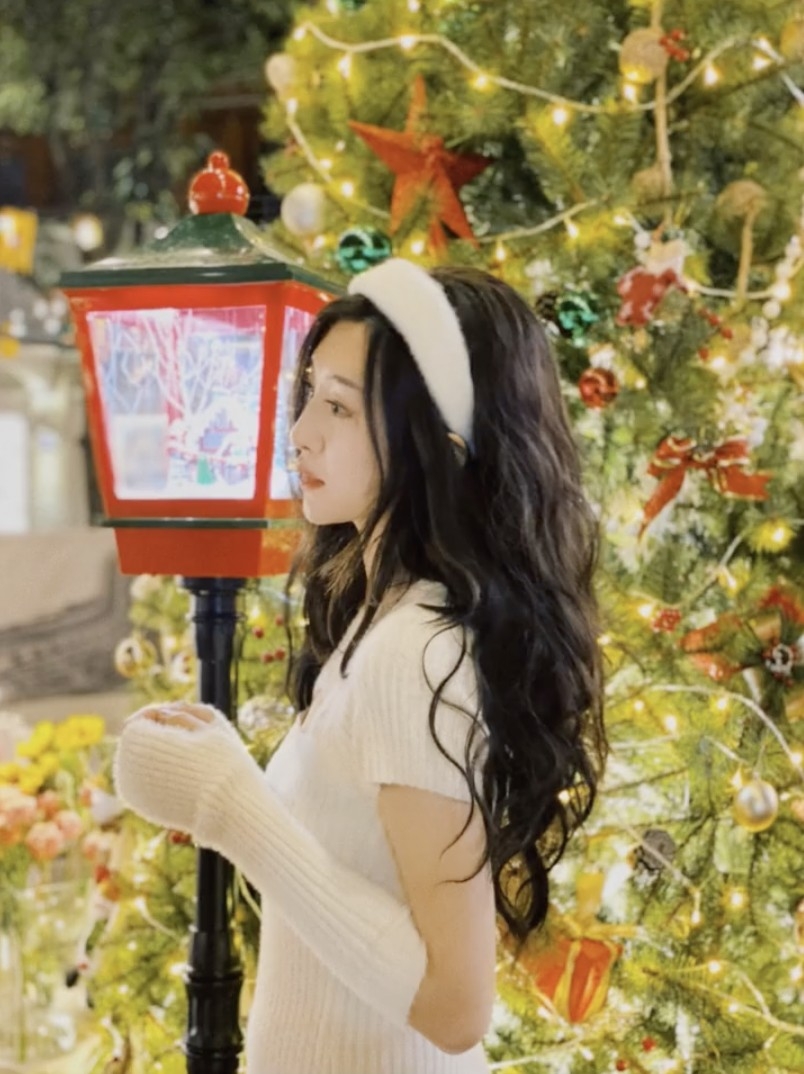 聖誕樹合照技巧1:打開「人像模式」透過虛景營造氛圍感