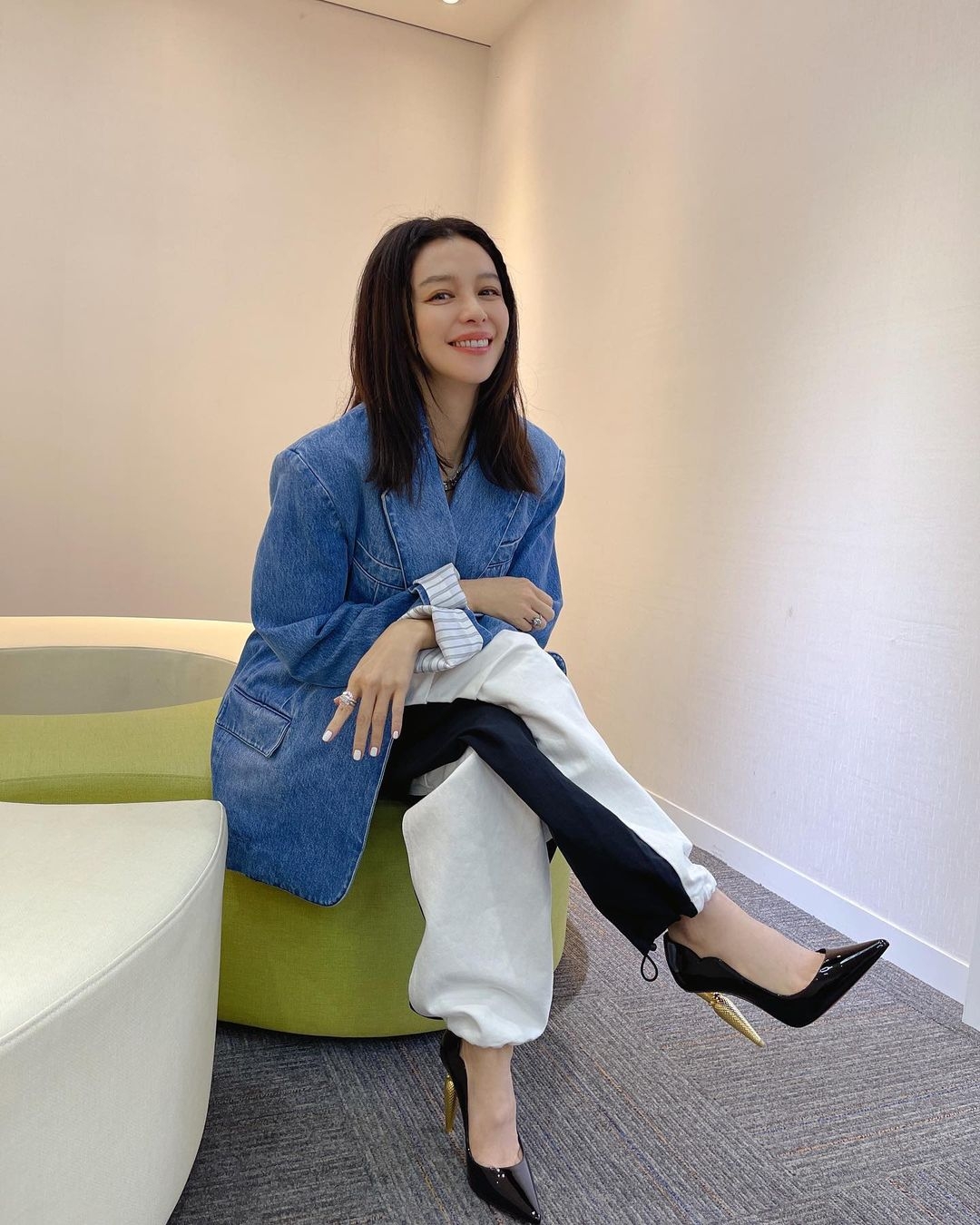 徐若瑄則以一襲oversize的裝束搭配Lipchick Pump 黑色漆皮高跟鞋打造出截然不同的甜辣嘻哈風