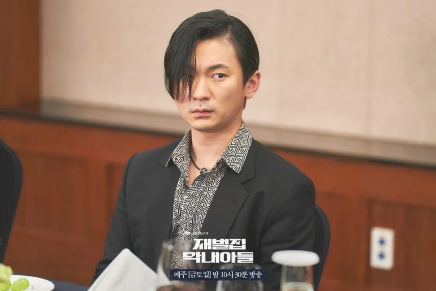 姜基棟在《財閥家的小兒子》飾演「陳亨俊」。