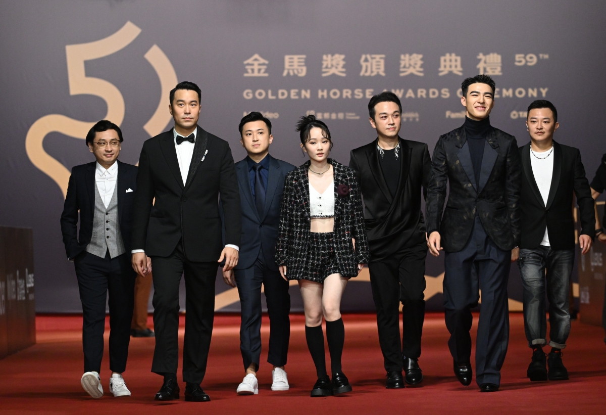 張孝全今天一身 Dior 黑色圖騰緞面領西裝