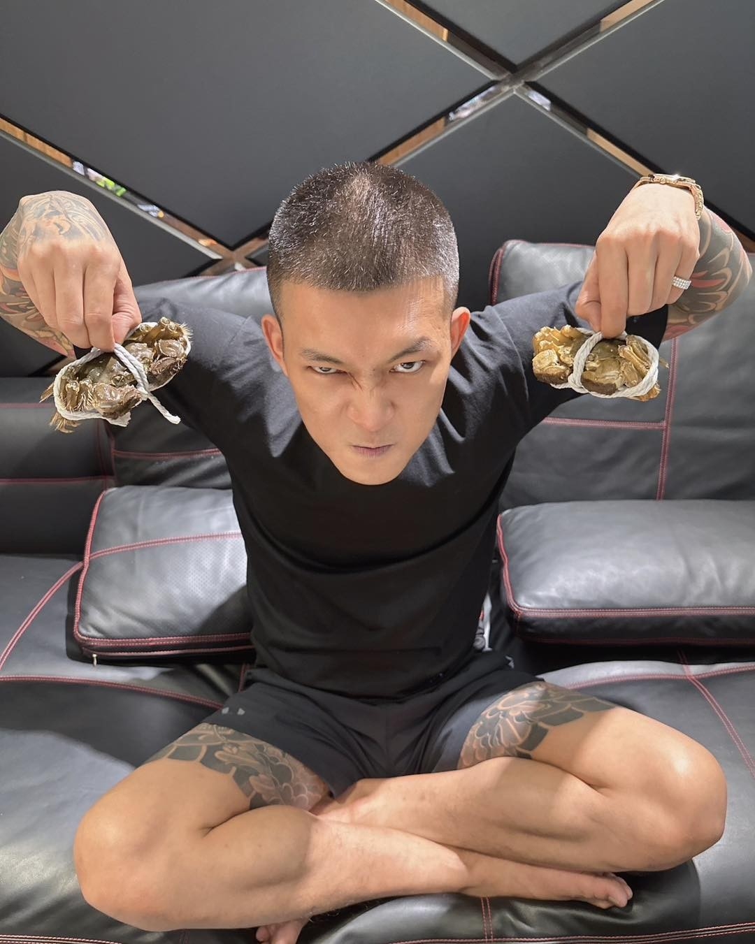 網紅鳳梨（吳泓逸）因率真個性、辛辣講話特色大受粉絲歡迎