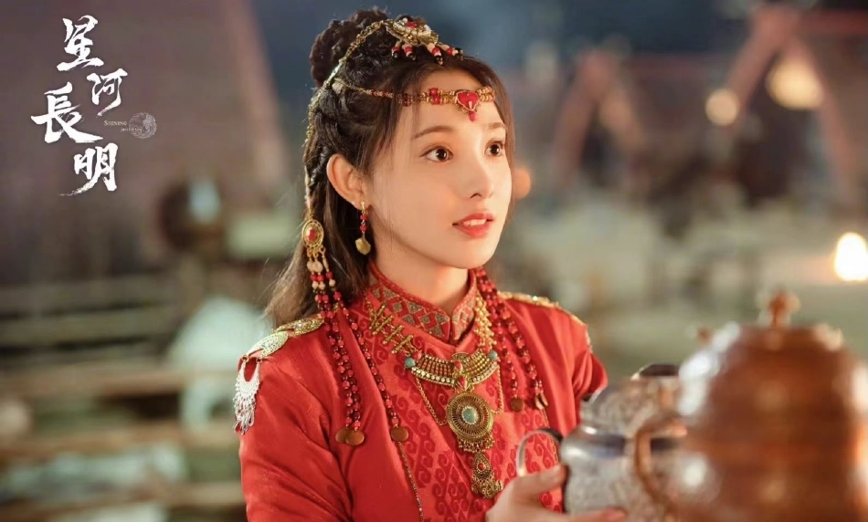 《星河長明》彭小苒澄澈的眼神和燦爛的頭飾相映成輝。