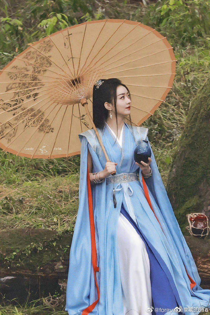 《與鳳行》趙麗穎拿著油紙傘美如畫。