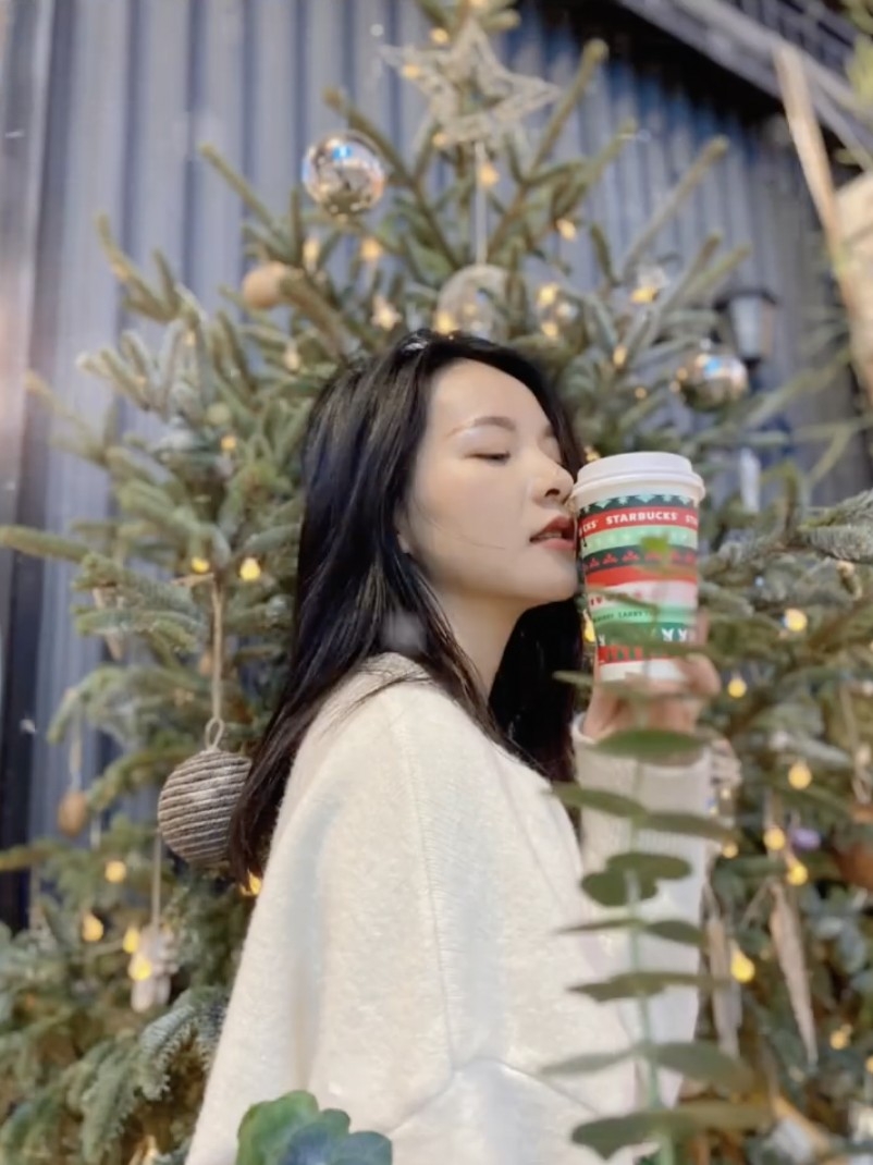 聖誕樹合照技巧4:用物品做前景讓畫面更有空間感