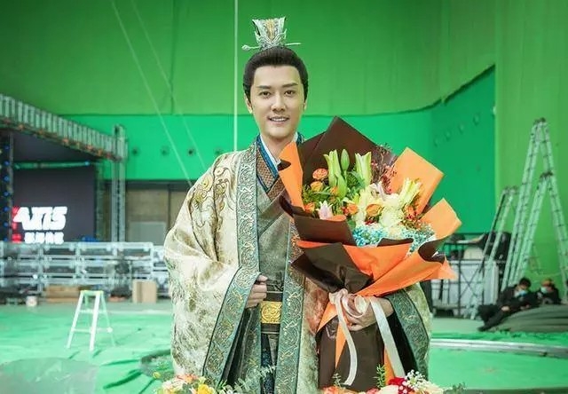 《星河長明》馮紹峰在殺青時露出燦笑。