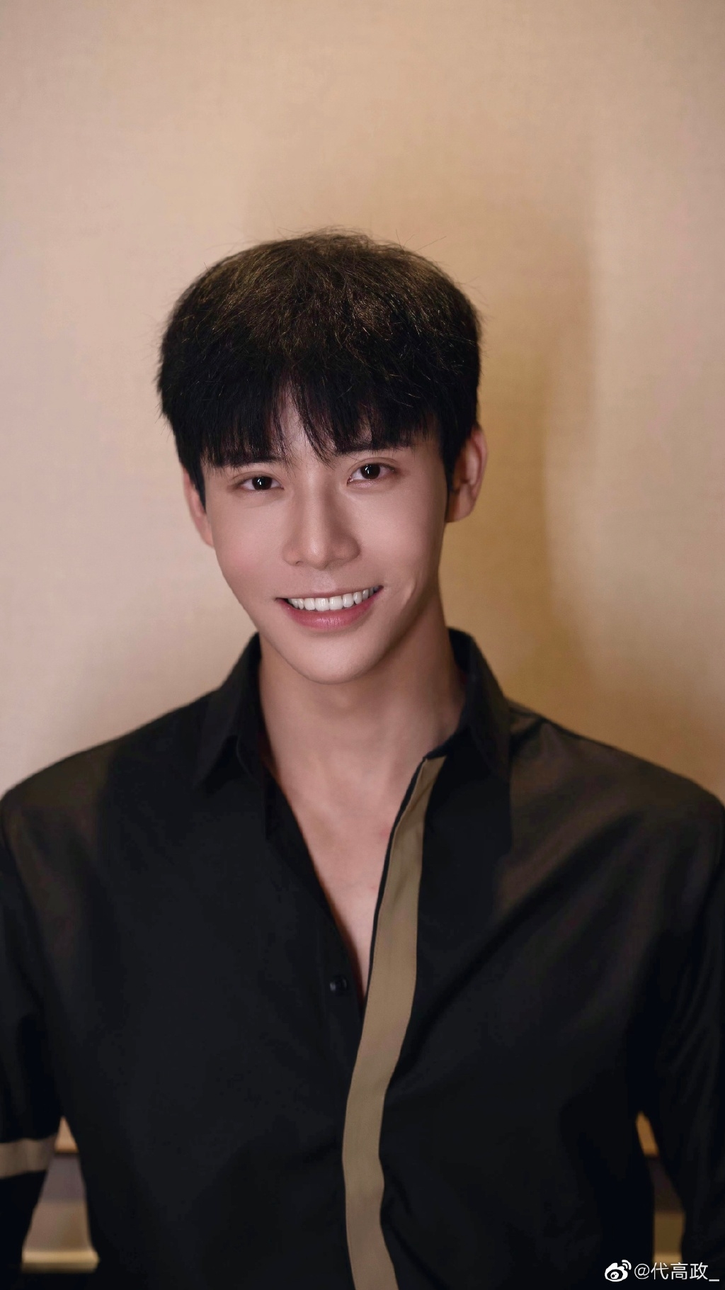 代高政有顏、有腦、有身材，根本不可能不紅呀！