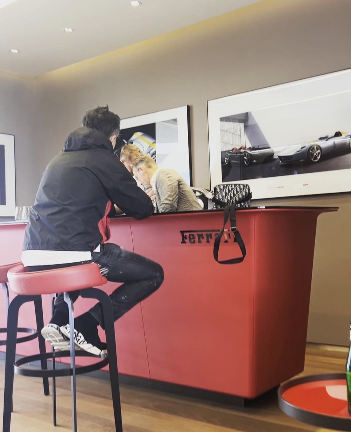 他立刻去法拉利櫃檯詢問購入頂級超跑