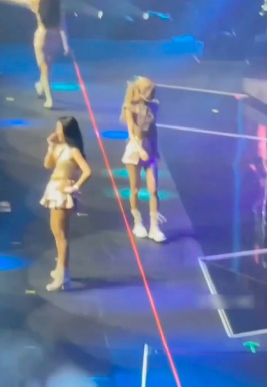 Rose看到Jennie跑去關心