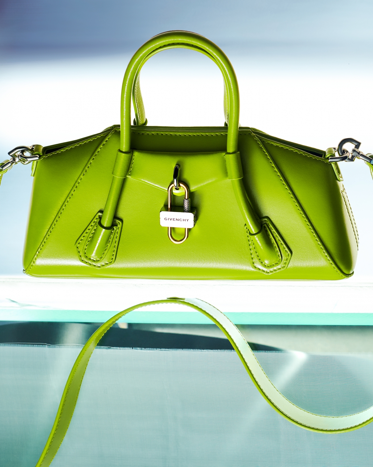 Givenchy Antigona Stretch 系列的售價為1,450歐元 ( 迷你款式 ) 及1,750歐元 ( 小型款式 ) 。同時在 Givenchy 官網上開始正式上市。