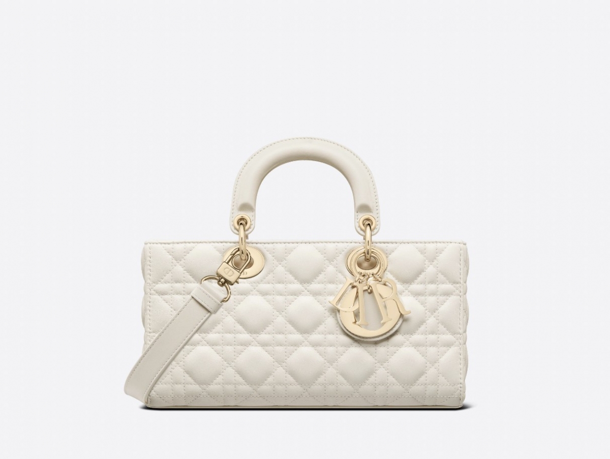 LADY D-JOY 手袋奶白色 Cannage 藤格紋圖案羊皮，NT$ 150,000。