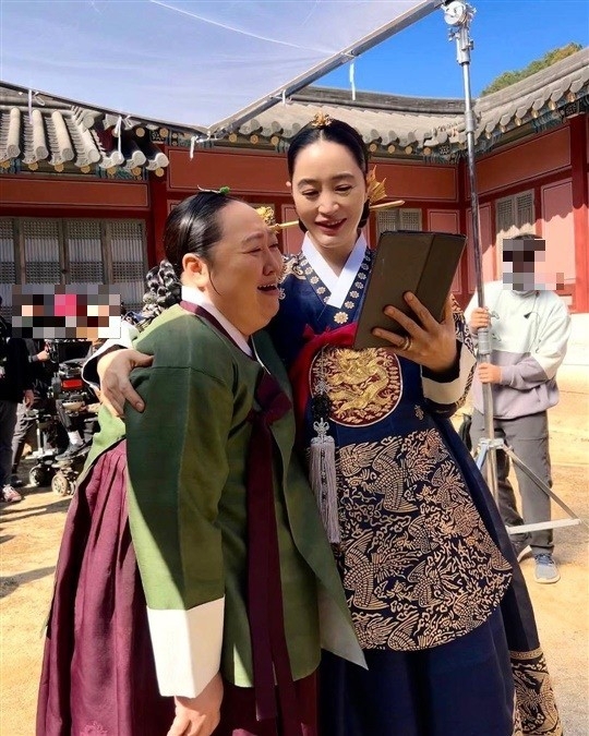 朴俊勉在《王后傘下》片場愛搞怪。