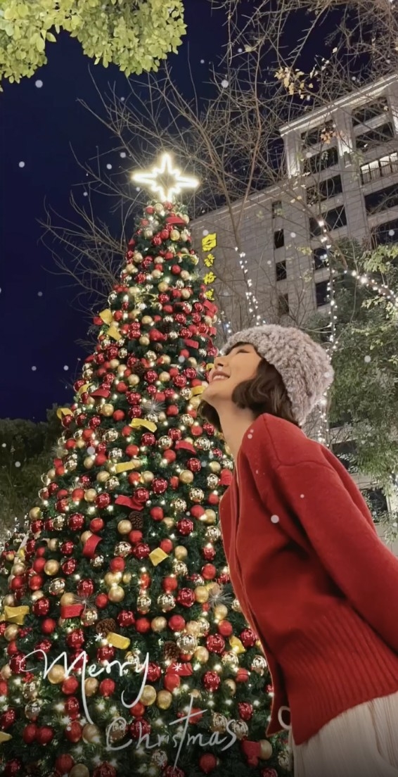 聖誕樹合照技巧2:讓人靠近鏡頭調整與聖誕樹的大小差異