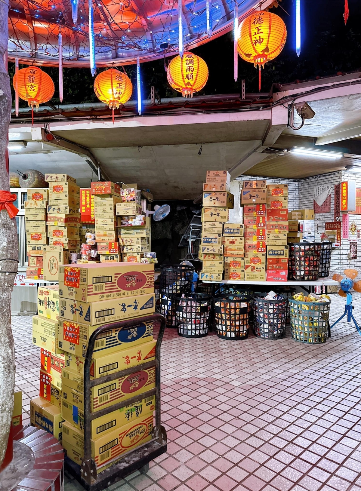 很多人是帶著一箱箱的泡麵來