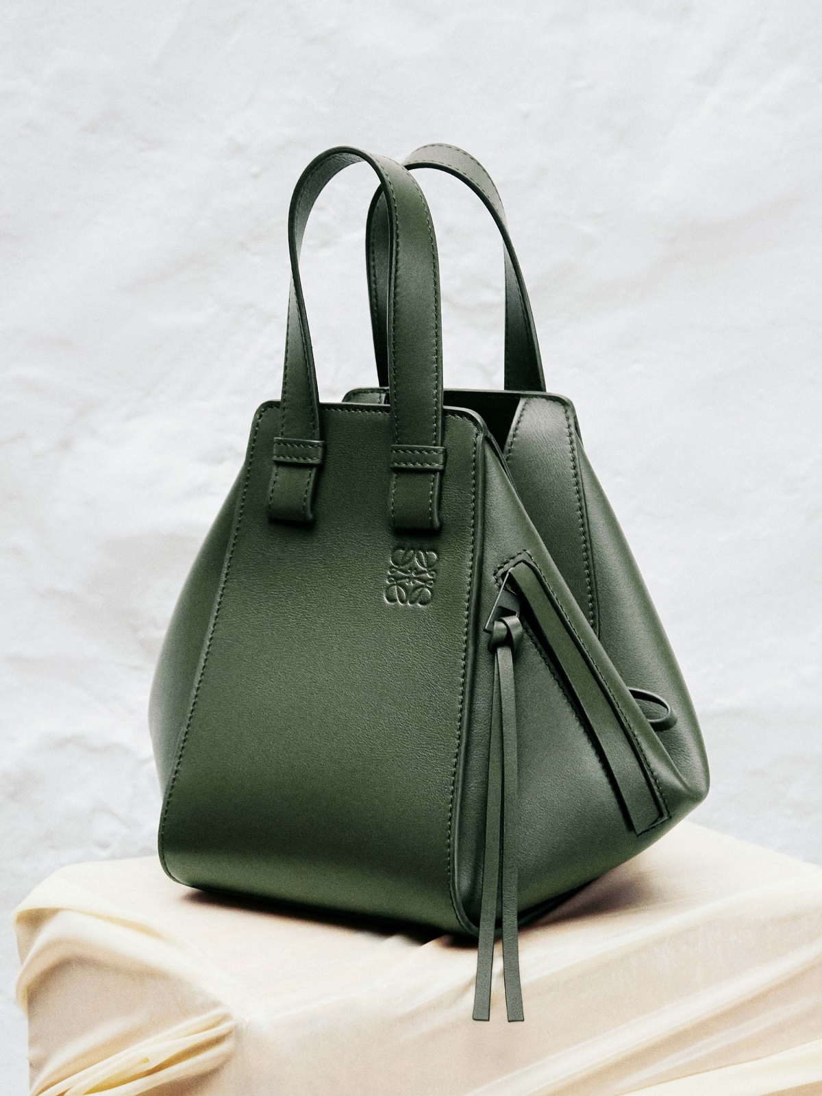 LOEWE Hammock復古綠牛皮肩背提包（台南新天地，實際商品販售組合和售價以櫃位公告為準）