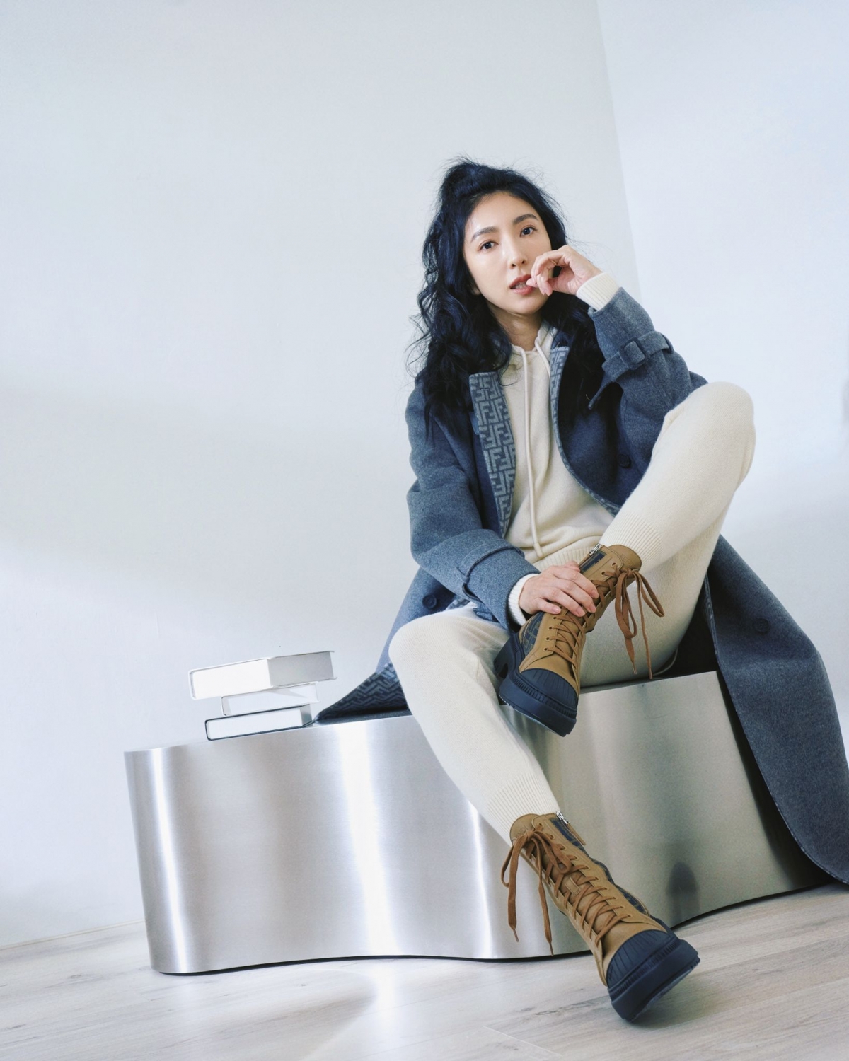 楊謹華以peekaboo ISeeU包款搭配FENDI 2022秋冬系列新裝